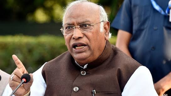 'प्लेन क्रैश के बाद अब पुल हादसा...भाजपा नेतृत्व पूरी तरह विफल', कांग्रेस चीफ खड़गे ने लगाया आरोप